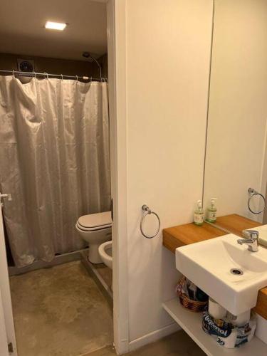 y baño con aseo, lavabo y ducha. en Cozy nice apartment, en Punta del Este
