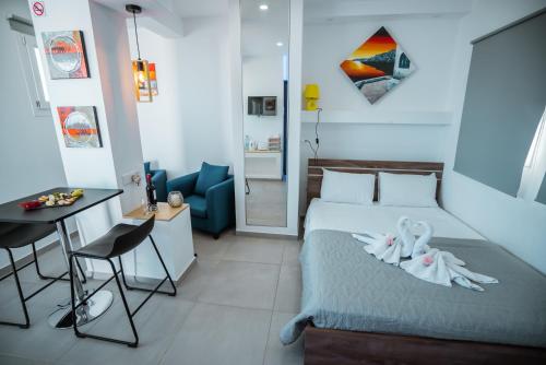 um quarto com uma cama, uma mesa e uma cadeira em Tsolias Apartments em Protaras