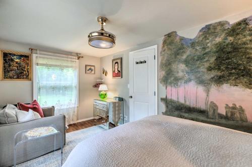 um quarto com uma cama com um quadro na parede em Cute East Hampton Cottage with Patio - Walk to Beach em East Hampton