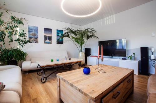 Apartments Reykjavik في ريكيافيك: غرفة معيشة مع أريكة وطاولة