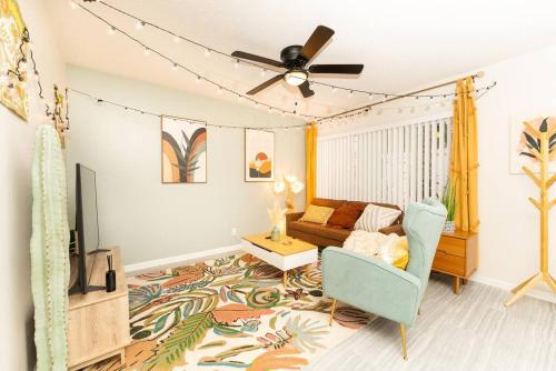 - un salon avec un canapé et un ventilateur de plafond dans l'établissement Seaside Romantic Escape Steps to Beach, à Oceanside