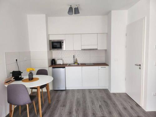 A kitchen or kitchenette at Alice Central Apartment