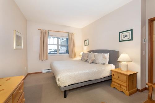 1 dormitorio con cama y ventana en Deer Run by Whistler Premier, en Whistler