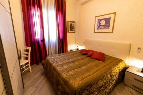 - une chambre avec un lit doté d'oreillers rouges dans l'établissement VATICANO BED apartment, à Bari