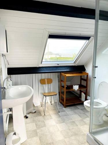 une salle de bain avec un lavabo et des toilettes dans l'établissement Maison avec vue mer à Port Manec'h, GR 34 à pied, à Névez