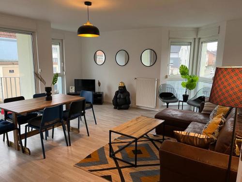 uma sala de estar com um sofá e uma mesa em Weyersheim 3 Pieces "JOE" em Weyersheim