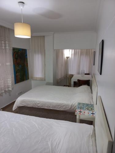 Habitación de hotel con 2 camas y mesa en Silent Corner 2, en Estambul