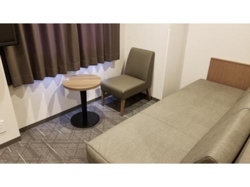 宇都宮市にあるSun Royal Utsunomiya - Vacation STAY 02512vのソファ、椅子、テーブルが備わる客室です。