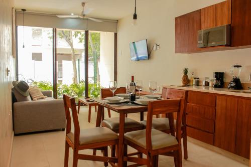 cocina y comedor con mesa y sillas en Gama 09 Apartments, en Tulum
