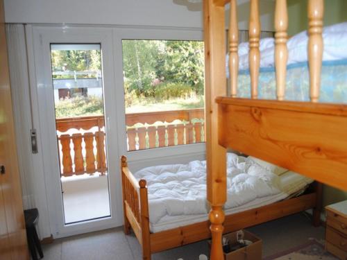 een stapelbed in een kamer met een raam bij Residence Arnica in Crans-Montana