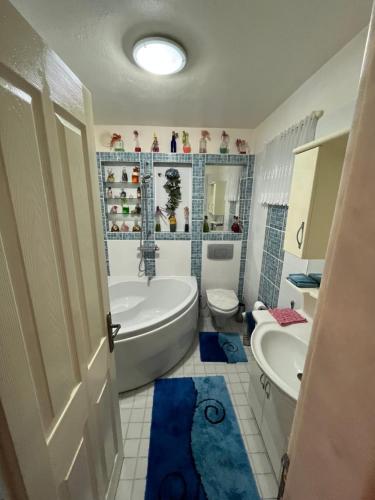 A bathroom at Viva Bella Vista - near the Beach and AirPort