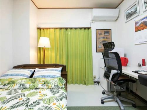 um quarto com uma cama, uma secretária e um computador em Minpaku Yamamoto - Vacation STAY 13869 em Izumiotsu