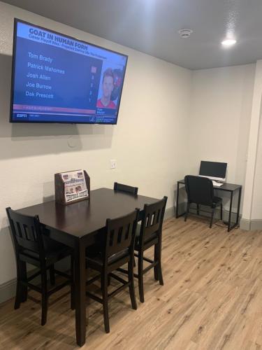 a conference room with a table and chairs and a screen at Quality Inn Yuba City-Marysville in Yuba City