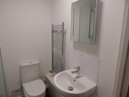 Ένα μπάνιο στο Modern, well located en-suite rooms with parking - Orbitat Accommodations