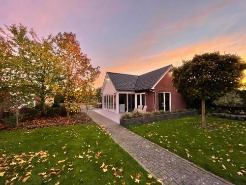 a house with a pathway leading to a yard at Gastenverblijf bij de Buuren in Dirksland