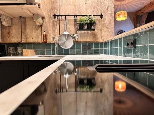 a kitchen with a sink and a counter top at Landgoed Lodges Scholten Linde in Rossum