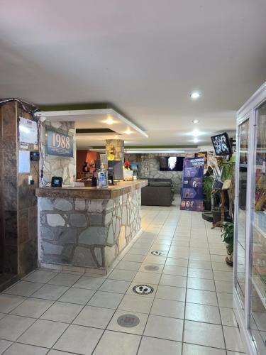 un restaurante con bar en medio de una habitación en Hotel 1988 Guanajuato en Guanajuato