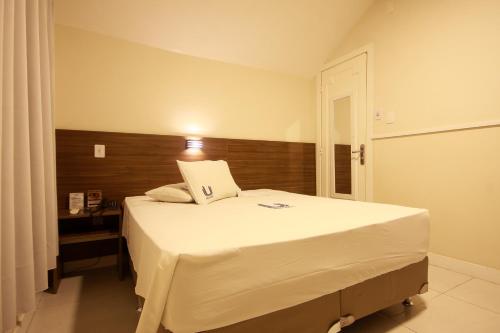 1 dormitorio con 1 cama blanca grande en una habitación en Hotel Itamarati Centro-República en São Paulo