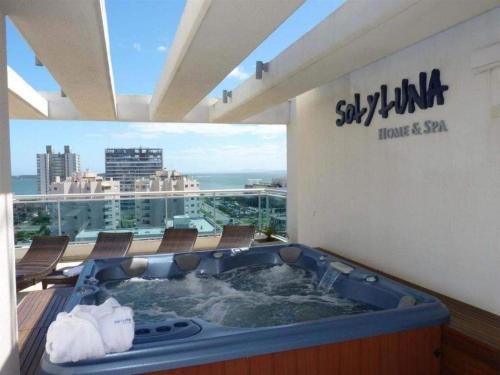 jacuzzi en un edificio con vistas en Sol y Luna Home&Spa, en Punta del Este