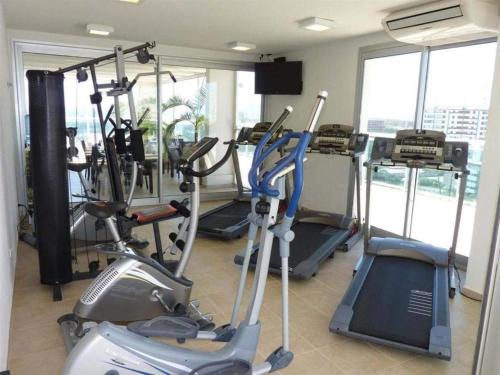un gimnasio con varias bicicletas estáticas y máquinas de correr en Sol y Luna Home&Spa, en Punta del Este