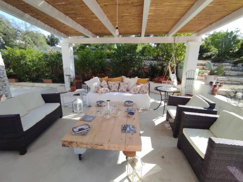 een patio met banken en een tafel en stoelen bij Trullo Donna Caterina in Ceglie Messapica