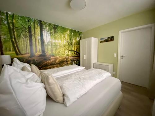 ein Schlafzimmer mit 2 Betten und einem Gemälde an der Wand in der Unterkunft Ferienwohnung Schloßberg Wohnung 2 in Eisenach