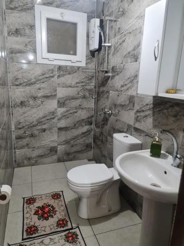 łazienka z toaletą i umywalką w obiekcie Bahçeli büyük köy evi w mieście Fethiye