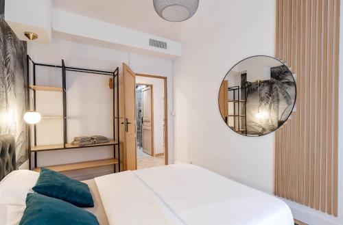 une chambre avec un lit et un miroir dans l'établissement Decorated 2 bedrooms AIR CONDITIONNING, city center, à Nice
