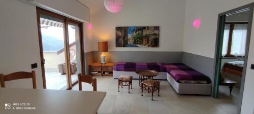 1 dormitorio con 1 cama, mesa y sillas en Juliet - apartment in Liguria 5 Terre UNESCO site en Levanto