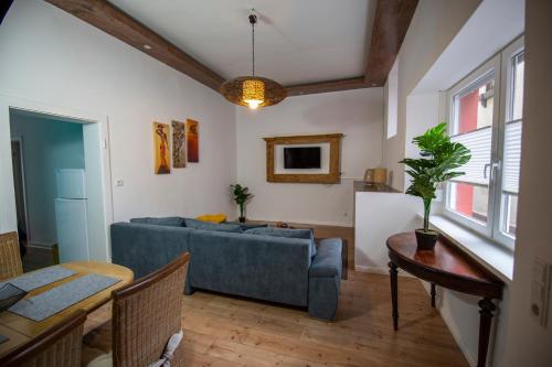 a living room with a blue couch and a table at Apartment mit kleinem Innenhof im Erdgeschoss für bis zu 4 Personen in Klotten