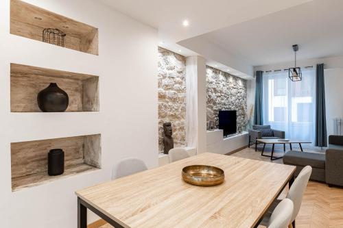 une salle à manger avec une table et un salon dans l'établissement Decorated 2 bedrooms AIR CONDITIONNING, city center, à Nice