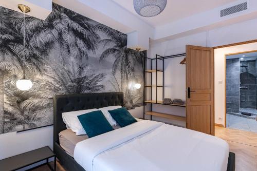 une chambre avec un lit avec un papier peint tropical dans l'établissement Decorated 2 bedrooms AIR CONDITIONNING, city center, à Nice