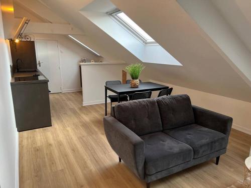 uma sala de estar com um sofá e uma mesa em Appartement T3 cœur de Dinan em Dinan