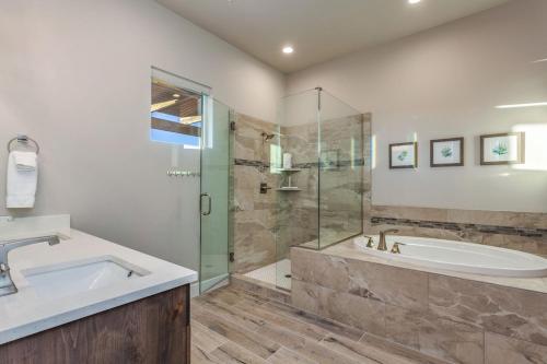 uma casa de banho com uma banheira, um lavatório e um chuveiro em Ocotillo Springs Resort 41 Private Hot Tub, Nintendo Console, BBQ Grill & Beautiful Resort Pool em Santa Clara