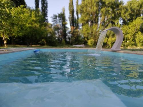 una piscina con una fuente de agua en Finca La Codiciada en San Rafael