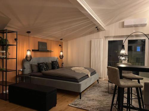1 dormitorio con cama, escritorio y piano en Stay at Smilla - Boutique Apartments mit Küche - Parken - Klima - Netflix - Waschmaschine, en Wiesbaden