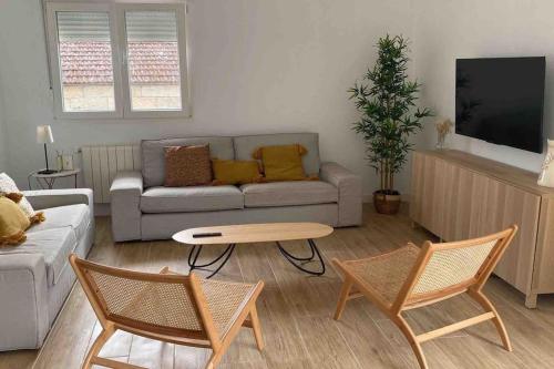 龐特維德拉的住宿－Agradable casa rural entre Pontevedra y Arcade，客厅配有沙发和桌椅