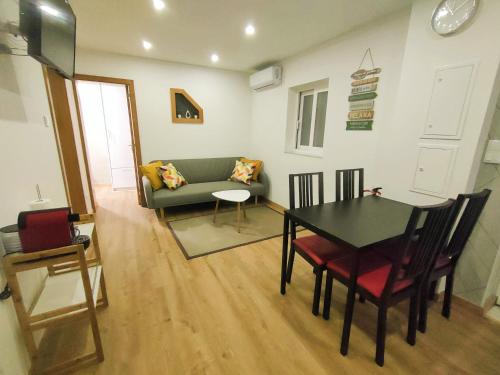 un soggiorno con tavolo e divano di Herama Garden Guesthouse a Vila Nova de Gaia