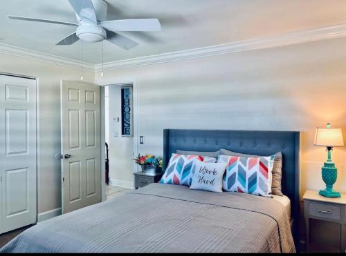 Schlafzimmer mit einem Bett und einem Deckenventilator in der Unterkunft Cheerful home with two Bedrooms in Cape Coral