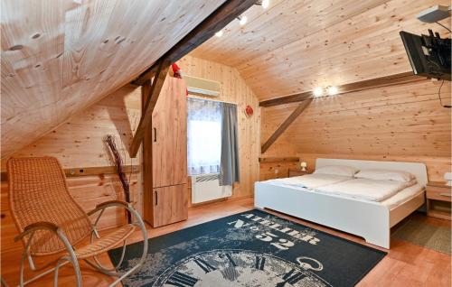 Amazing Home In Prosenik Gubasevski With Sauna tesisinde bir odada yatak veya yataklar