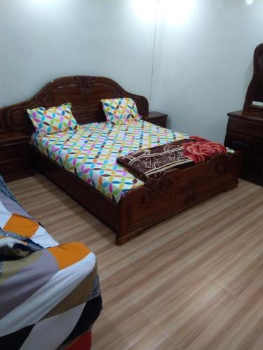 a bedroom with a bed and a wooden floor at Studio meublé aux Mamelles in Dakar