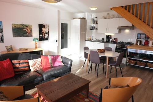 uma sala de estar com um sofá e uma mesa em Appartement Le Golf em Wimereux