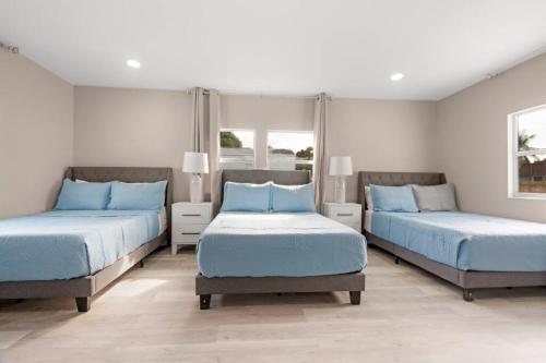 Katil atau katil-katil dalam bilik di West Palm Beach Pool Home- Paxton