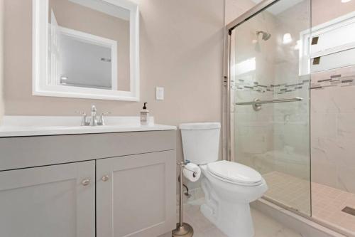 Bilik mandi di West Palm Beach Pool Home- Paxton