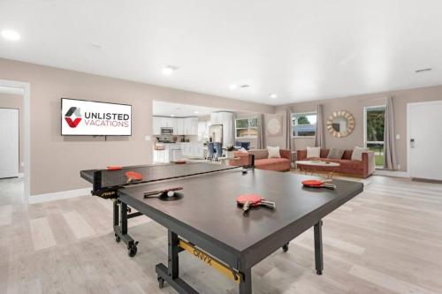Ruang duduk di West Palm Beach Pool Home- Paxton