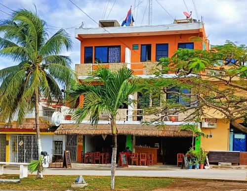 un edificio con una palma di fronte di El Ultimo Maya ad Akumal