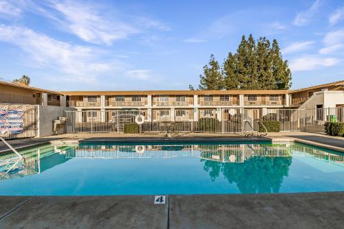 a swimming pool in front of a building at Heritage Inn Express Chico in Chico