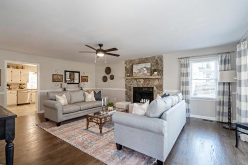 Posezení v ubytování Decked Out Spacious 3BR Near Pine Mountain Trail W