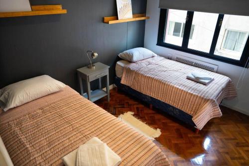 1 dormitorio con 2 camas y ventana en Ideal Mendoza en Mendoza