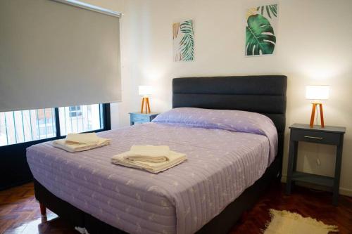 1 dormitorio con 1 cama con 2 toallas en Ideal Mendoza en Mendoza